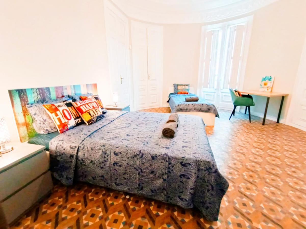 By Plaza Catalunya Rooms Barcelona Ngoại thất bức ảnh